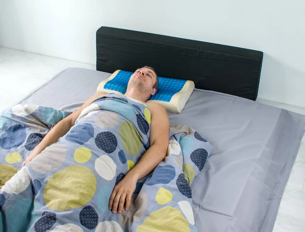 Hombres Acostados Cama Con Almohada Ortopédica Concepto Postura Saludable Almohada Imagen De Stock