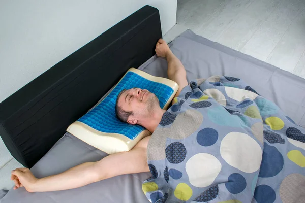 Hombres Acostados Cama Con Almohada Ortopédica Concepto Postura Saludable Almohada Imagen De Stock