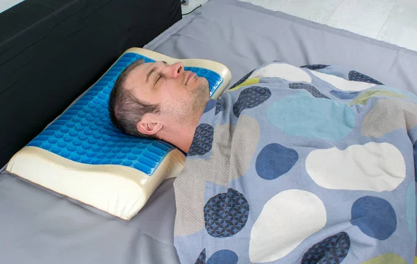 Hombres Acostados Cama Con Almohada Ortopédica Concepto Postura Saludable Almohada Imágenes De Stock Sin Royalties Gratis