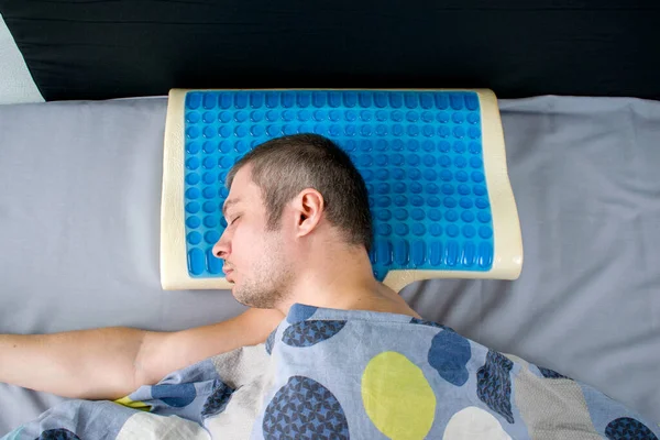 Hombres Acostados Cama Con Almohada Ortopédica Concepto Postura Saludable Almohada Imagen De Stock