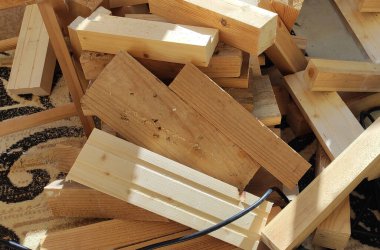 Kereste. Yakacak odun. Zeminde inşaat malzemeleri var. Tahta testereler, yakın plan kereste fabrikasının parmaklıkları. Elektro alet, elektrikli testere..