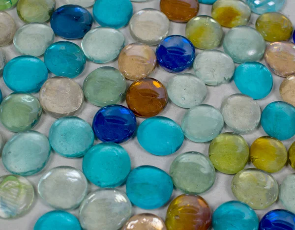Eine Handvoll Runde Glänzende Glassteine Aquafarben Für Handarbeit Kreativität Und — Stockfoto