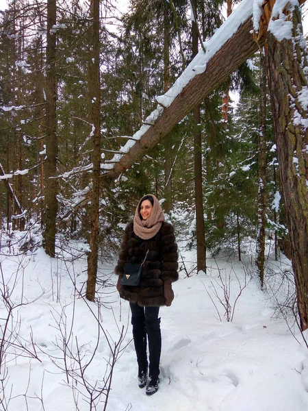 Una Joven Con Abrigo Piel Para Sonríe Bosque Temporada Invierno Fotos De Stock Sin Royalties Gratis