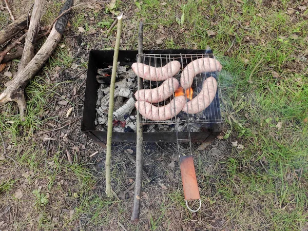 Kochen Grillen Und Essenskonzept Bratwürste Aus Nächster Nähe Auf Kohlenberggrill — Stockfoto