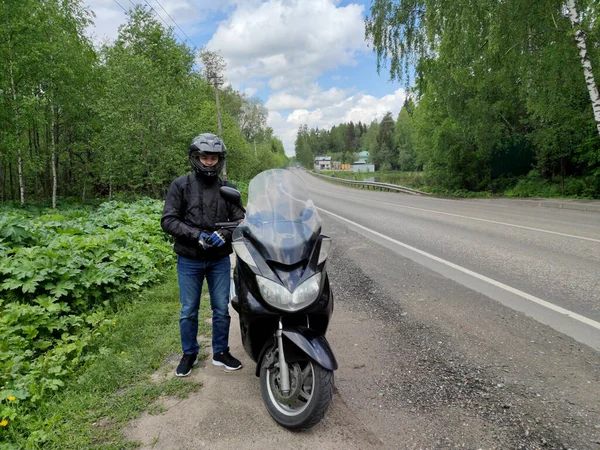 Giovane Motociclista Trova Piedi Casco Protettivo Nero Giacca Una Moto — Foto Stock