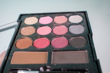 Makyaj malzemeleri, ürünler ve yüz kozmetik ürünleri, fırça, heykeltıraş, göz farı, fosforlu palet, gölgeler ve açık arkaplanda izole edilmiş kaşlar için kalem. 