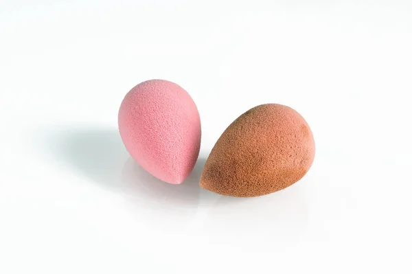 Rosa Schönheit Tränenförmigen Mixer Schmutzige Und Saubere Eiförmige Schwämme Isoliert — Stockfoto