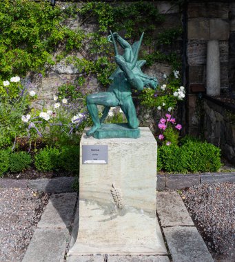 Millesgarden parkında bir çocuk ve bir at heykeli. Stockholm. İsveç 08.2019