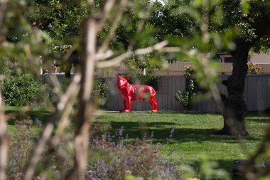 Kırmızı bir köpek heykeli. Sigtuna. İsveç 08.2019