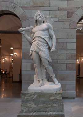 Stockholm Ulusal Müzesi 'nde elinde balta olan bir adamın heykeli. Stockholm. İsveç 08.2019
