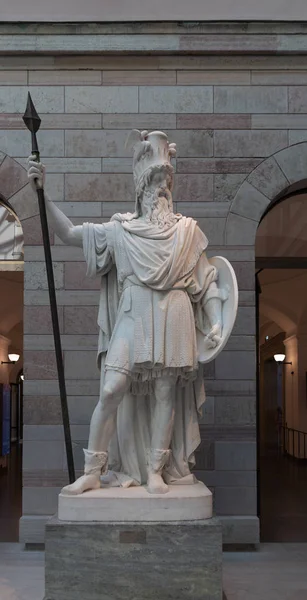 ストックホルム国立博物館で槍を持つ男の彫刻 ストックホルム スウェーデン08 2019 — ストック写真