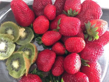 sulu olgun çilek çilek ve kivi ile bir tabak