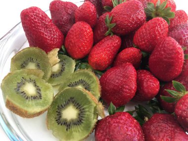 sulu olgun çilek çilek ve kivi ile bir tabak