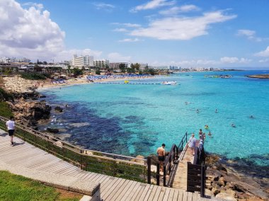 güzel sahil şeridi, deniz manzarası, mavi lagün, geri kalan turist