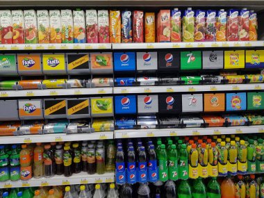 9 Mayıs 2018, ürün, Kıbrıs, mağaza vitrin, meyve suları ve soda malların görüntülemek