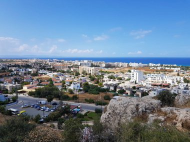 deniz kıyısında bulunan bir şehir üzerinde yukarıdan güzel manzara