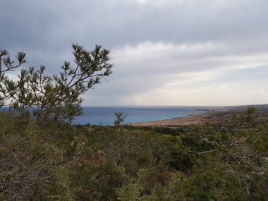 Deniz, Kıbrıs, Protaras, Mayıs 2018 görüntüleyin. Güzel mavi deniz. Kayalar ve dağlar. Bu manzara karşısında nefes alır