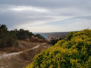 Deniz, Kıbrıs, Protaras, Mayıs 2018 görüntüleyin. Güzel mavi deniz. Kayalar ve dağlar. Doğa burada çok müstehcen. Bu manzara karşısında nefes alır.