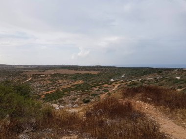 Deniz, Kıbrıs, Protaras, Mayıs 2018 görüntüleyin. Güzel mavi deniz. Kayalar ve dağlar. Doğa burada çok müstehcen. Bu manzara karşısında nefes alır.