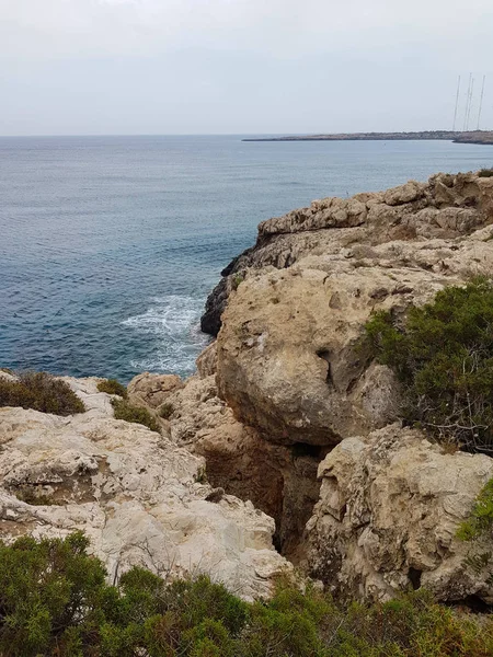 Deniz Kıbrıs Protaras Mayıs 2018 Görüntüleyin Güzel Mavi Deniz Kayalar — Stok fotoğraf