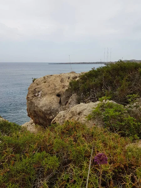 塞浦路斯 Protaras 2018年5月 美丽的蓝海 岩石和山脉 这里的大自然很活泼 从这奇观中呼吸 — 图库照片