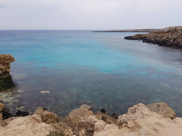 Deniz Kıbrıs Protaras Mayıs 2018 Görüntüleyin Güzel Mavi Deniz Kayalar — Stok fotoğraf