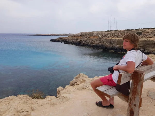 Hombre Sienta Banco Una Roca Con Vistas Mar Chipre Protaras — Foto de Stock