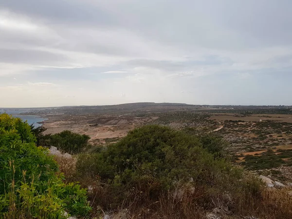 塞浦路斯 Protaras 2018年5月 美丽的蓝海 岩石和山脉 这里的大自然很活泼 从这奇观中呼吸 — 图库照片