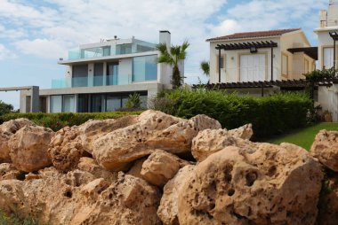 Kıbrıs, Protaras, 2018 olabilir. Evin etrafında güzel çiçek açan çalılar surround.