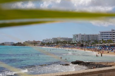 güzel sahil şeridi, deniz manzarası, mavi lagün, geri kalan turist