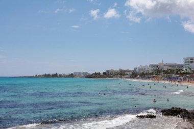 güzel sahil şeridi, deniz manzarası, mavi lagün, geri kalan turist
