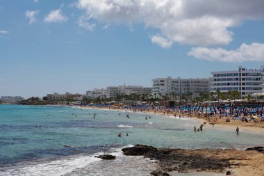 güzel sahil şeridi, deniz manzarası, mavi lagün, geri kalan turist