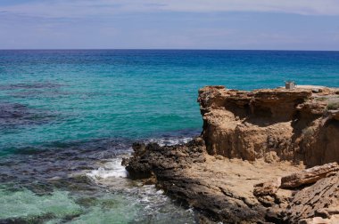 Deniz, Kıbrıs, Protaras, Mayıs 2018 görüntüleyin. Güzel mavi deniz. Kayalar ve dağlar. Bu manzara karşısında nefes alır