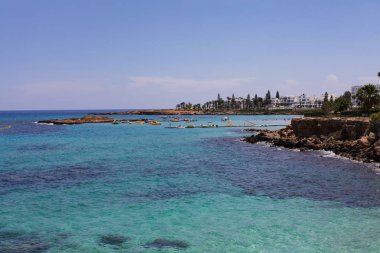 güzel sahil şeridi, deniz manzarası, mavi lagün, geri kalan turist