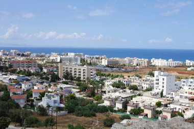 deniz kıyısında bulunan bir şehir üzerinde yukarıdan güzel manzara