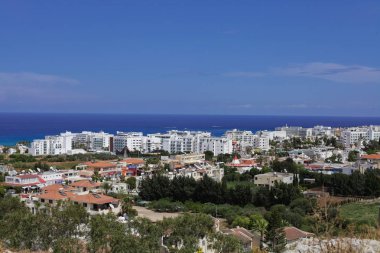 deniz kıyısında bulunan bir şehir üzerinde yukarıdan güzel manzara