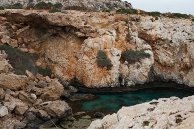 Deniz, Kıbrıs, Protaras, Mayıs 2018 görüntüleyin. Güzel mavi deniz. Kayalar ve dağlar. Bu manzara karşısında nefes alır