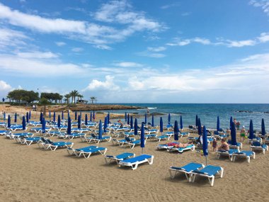 güzel sahil şeridi, deniz manzarası, mavi lagün, geri kalan turist