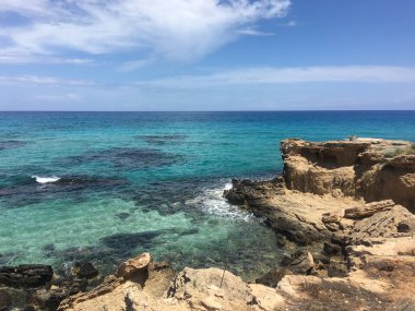 Deniz, Kıbrıs, Protaras, Mayıs 2018 görüntüleyin. Güzel mavi deniz. Kayalar ve dağlar. Bu manzara karşısında nefes alır