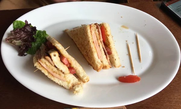 Sandwich Snack Pada Tusuk Dengan Daging Dan Tomat — Stok Foto
