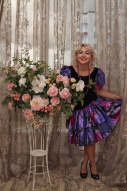 Sarayda bir şık iç ile çok güzel bir ev kızı