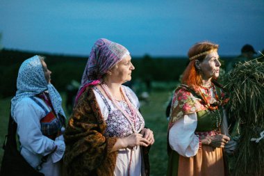 Vologda, 2 Temmuz 2018, gece. Ivan gün yıkanmış, yerliler vermek söylemek.