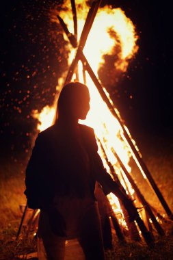 Vologda, Temmuz 2018, Ivan banyo günü. ateş parlak gece yakar