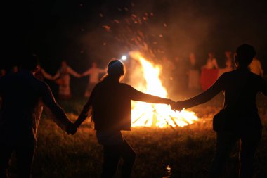 Vologda, Temmuz 2018, Ivan banyo günü. İnsanlar dans ateşi etrafında.