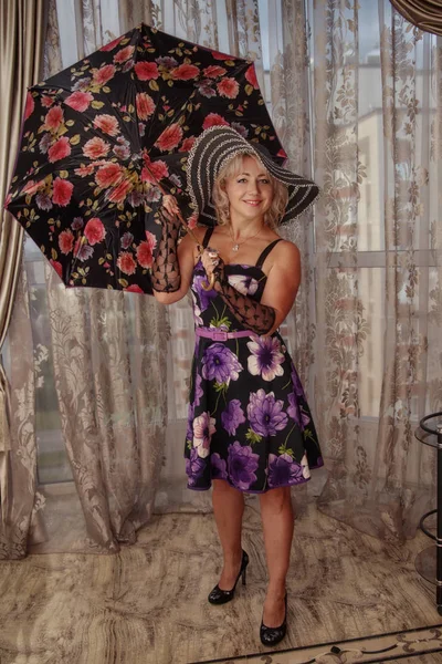 Sarayda bir şık iç ile çok güzel bir ev kızı