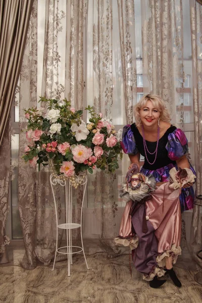 Sarayda bir şık iç ile çok güzel bir ev kızı