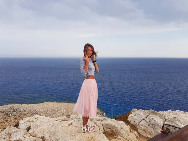 Chica Las Rocas Junto Mar Chipre Viajes Mayo 2018 — Foto de Stock