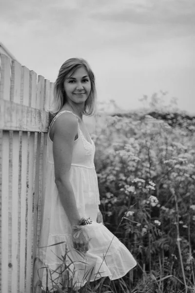 Köyün alanında kız duruyor, Ivan gün kalmış. Rusya 2018