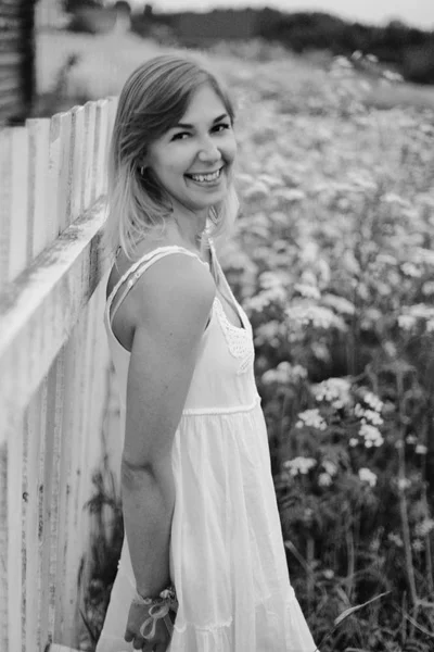 Köyün alanında kız duruyor, Ivan gün kalmış. Rusya 2018