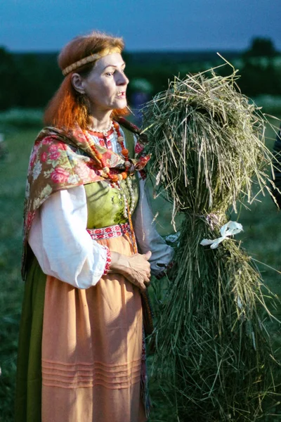 Vologda, 2 Temmuz 2018, gece. Ivan gün yıkanmış, yerliler vermek söylemek.